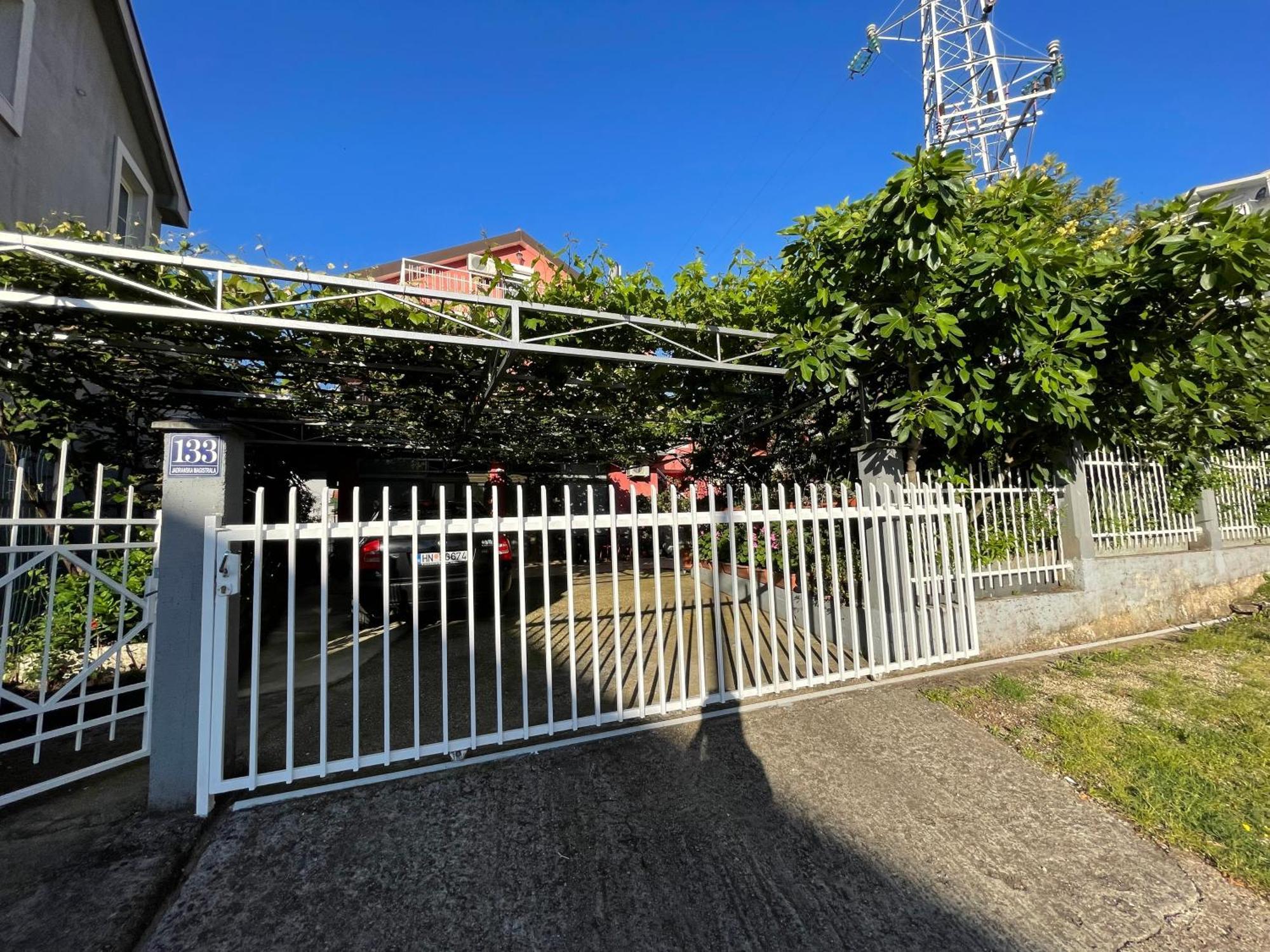 Studio Max Bijela Exterior photo
