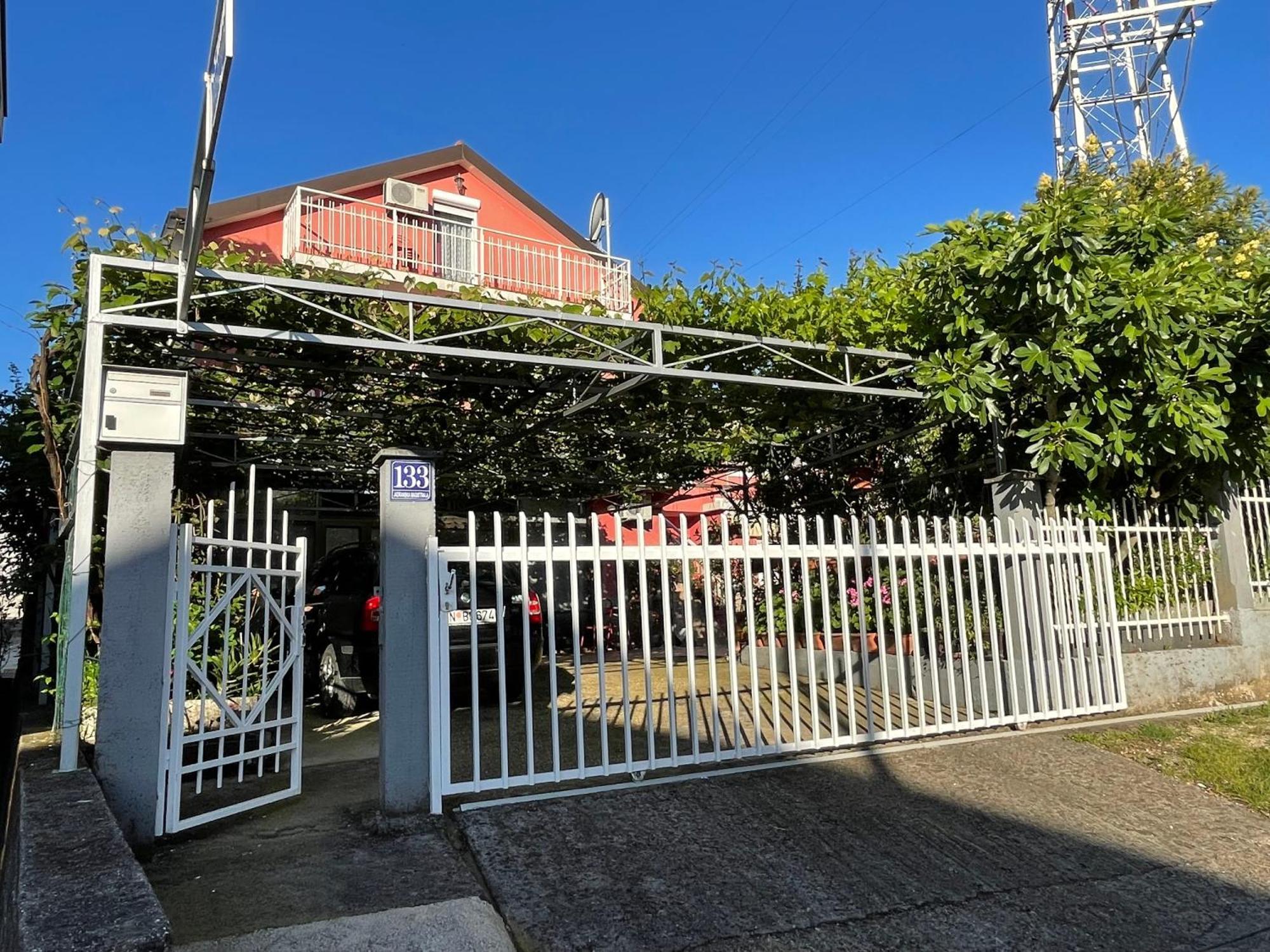 Studio Max Bijela Exterior photo
