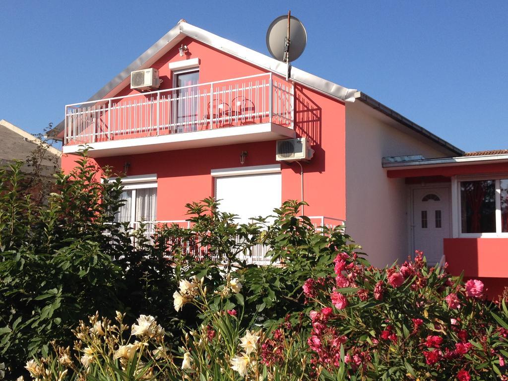Studio Max Bijela Exterior photo