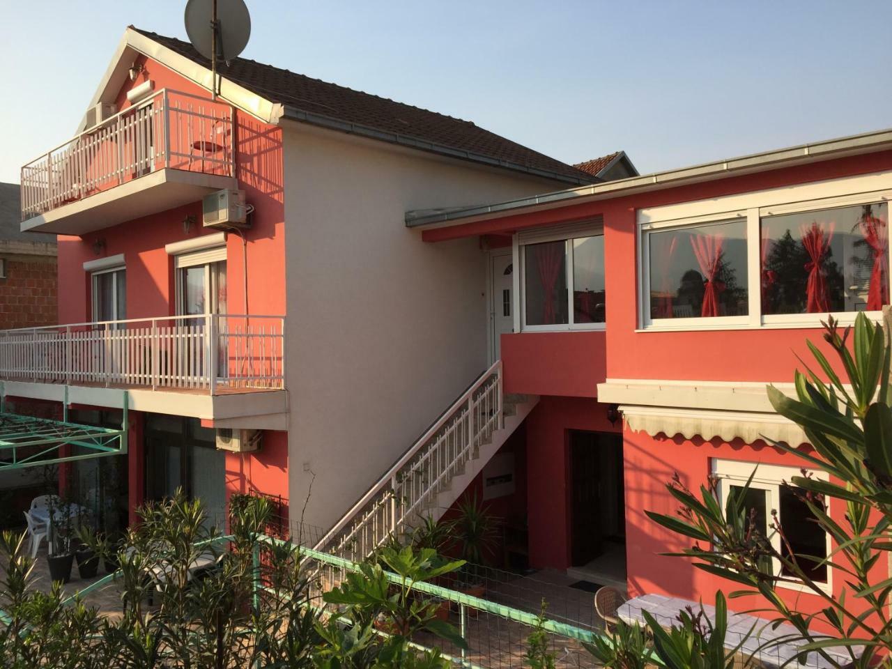 Studio Max Bijela Exterior photo