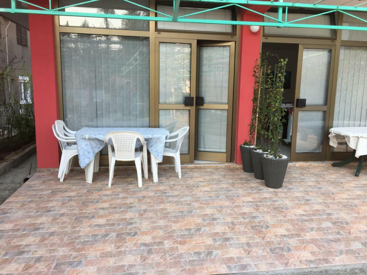 Studio Max Bijela Exterior photo
